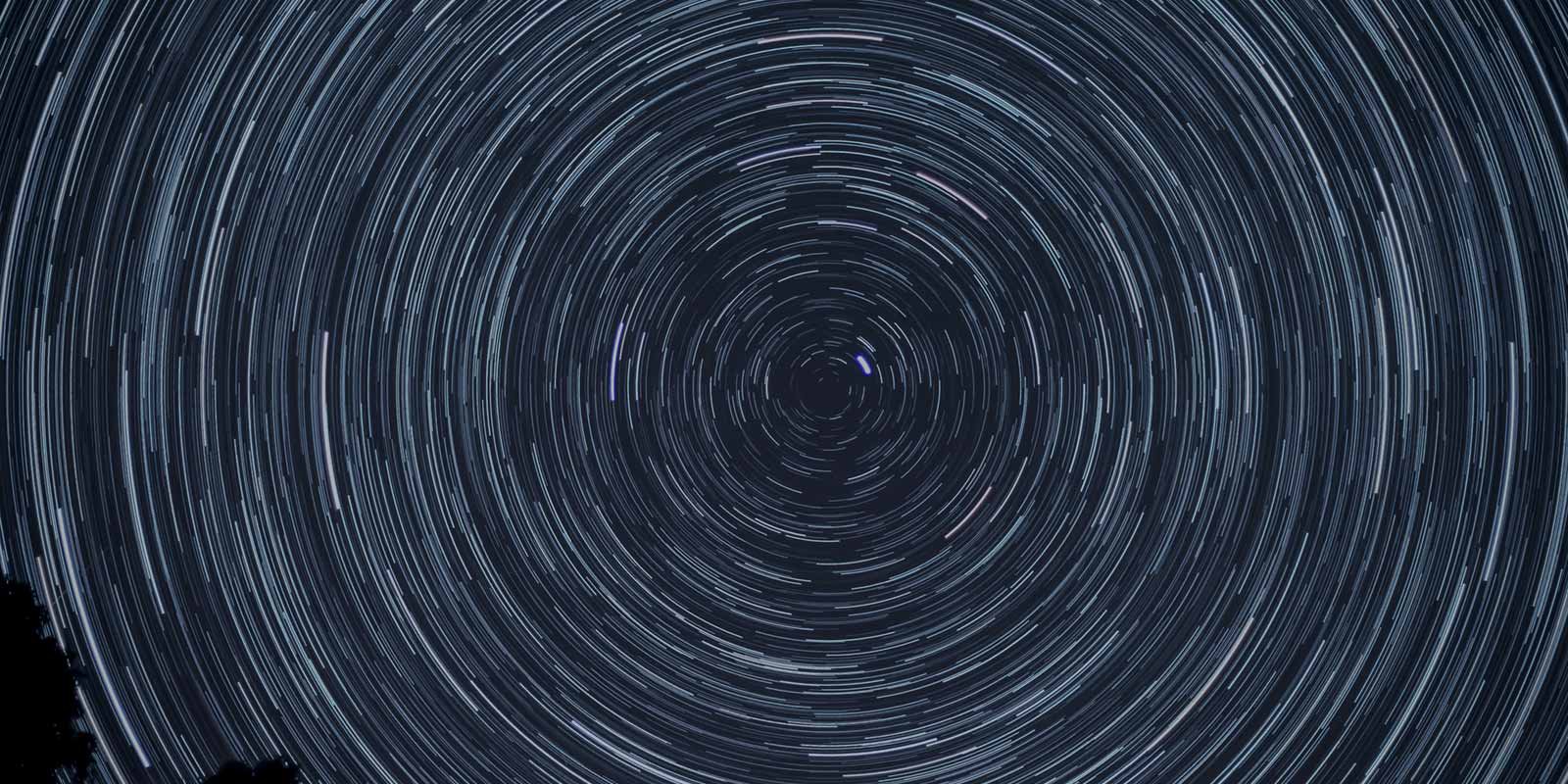 Time lapse night photo of stars rotating around Polaris